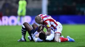 В Чемпиъншип: Играч на Престън хвана за члена противников футболист, следва наказание (ВИДЕО)