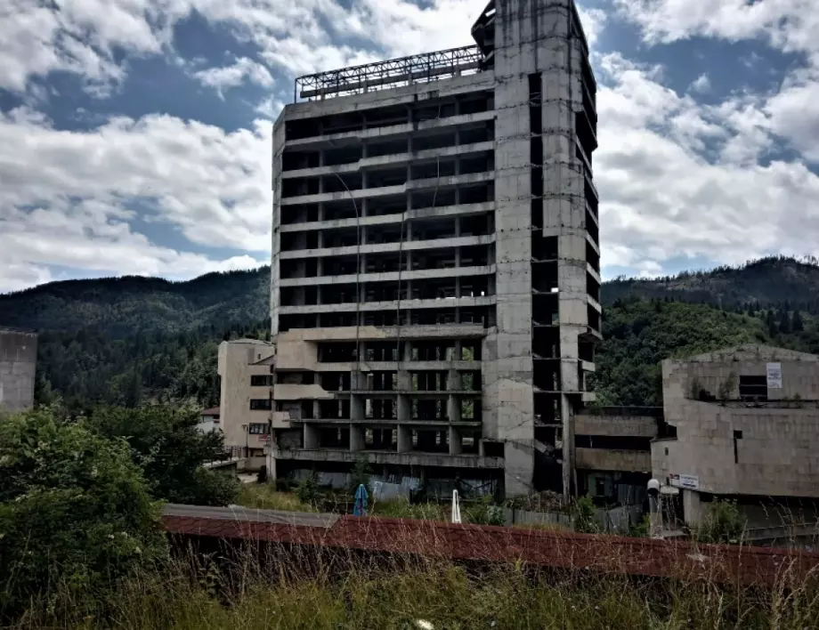 Община Смолян и НАП запорираха 13-етажна сграда, свързана преди време с арестуван заради радикален ислям (СНИМКИ)