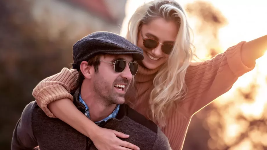 Защо мъжете предпочитат да излизат с по-млади жени?