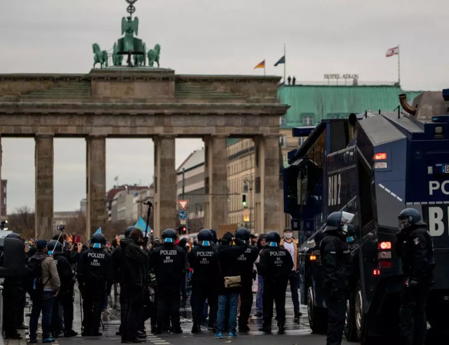 В Германия се увеличава заплахата от крайнодесни групировки, отричащи пандемията
