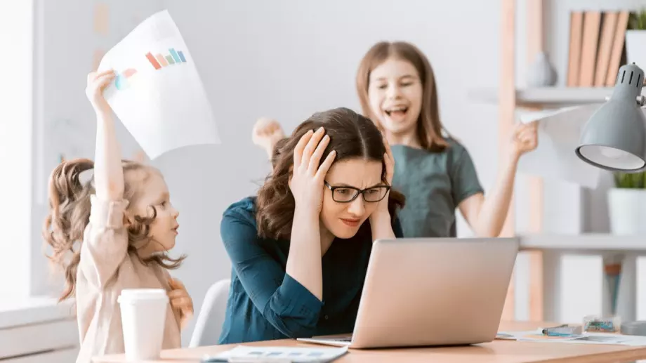 За майките или за бащите е по-трудно да работят от вкъщи с дете?
