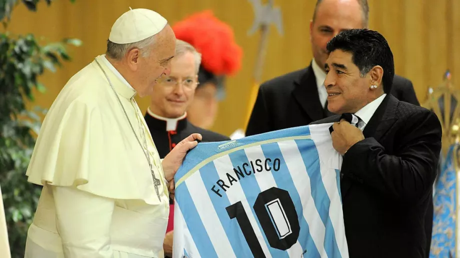 Папа Франциск с молитви за Диего Марадона, спомни си за него с "умиление"