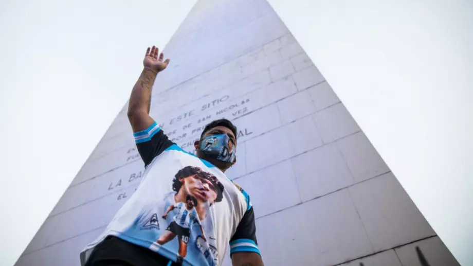 НА ЖИВО: Поклон пред Марадона, Аржентина с последно сбогом - всички в сълзи