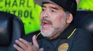 Обвиниха лекаря на Марадона във фалшифициране на подписа му