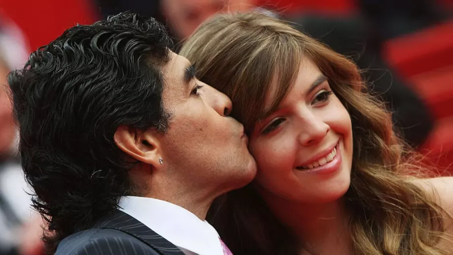 Дъщерите на Диего Марадона го ограбили и изоставили, твърди адвокатът му