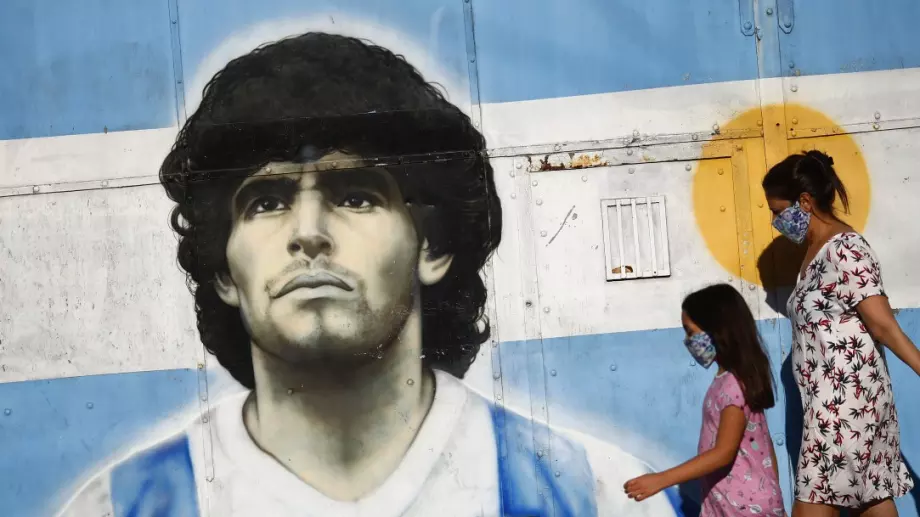 Разследват втори лекар за смъртта на Диего Марадона