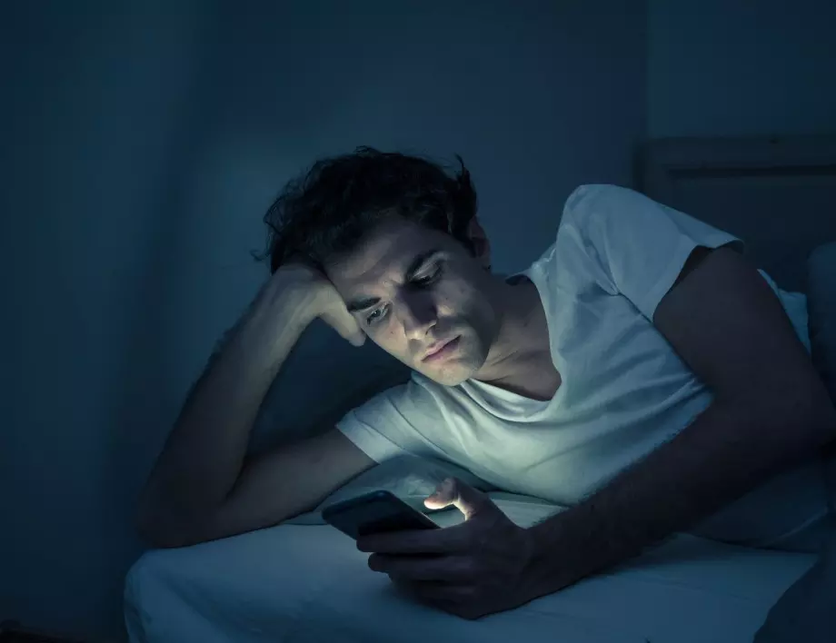 Как смартфонът влияе върху съня ни