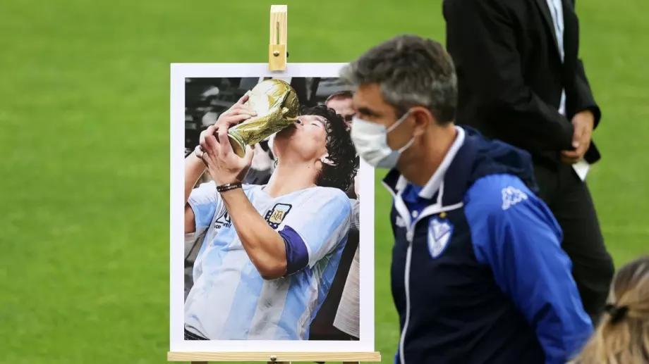 Сълзи и спомени за Диего Марадона при завръщането на аржентинската Примера Дивисион 