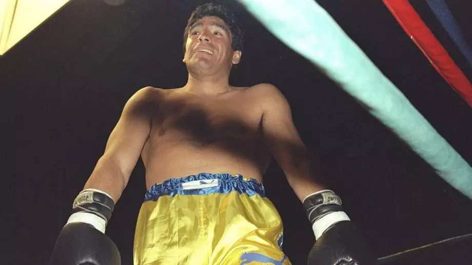 ВИДЕО: Какво се случи в единствения боксов мач, в който участва Марадона?