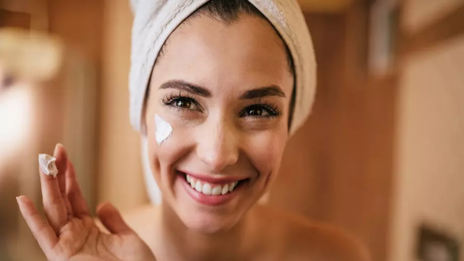 Поглезете кожата си с тази домашна смес и ще останете шокирани колко мека става