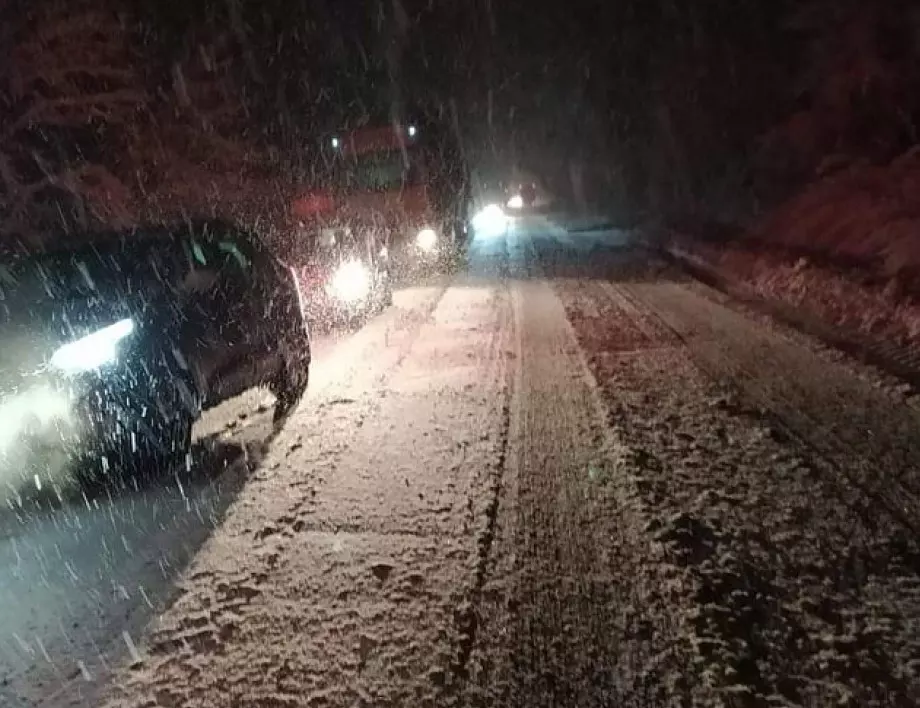 Тирове закъсаха в снега край Антоново, пътят е блокиран (ОБНОВЕНА)