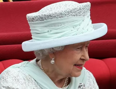 Британската кралица се завърна към задълженията си