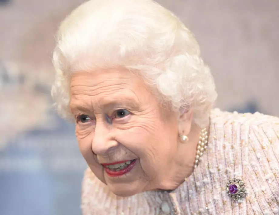 Кралица Елизабет II за първи път се появи с бастун на публично събитие (СНИМКИ)