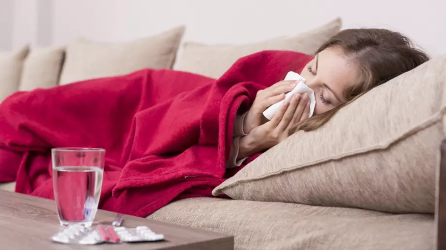 Вирусолог: Има опасност COVID-19, грип и респиранторен вирус да се съберат в едно