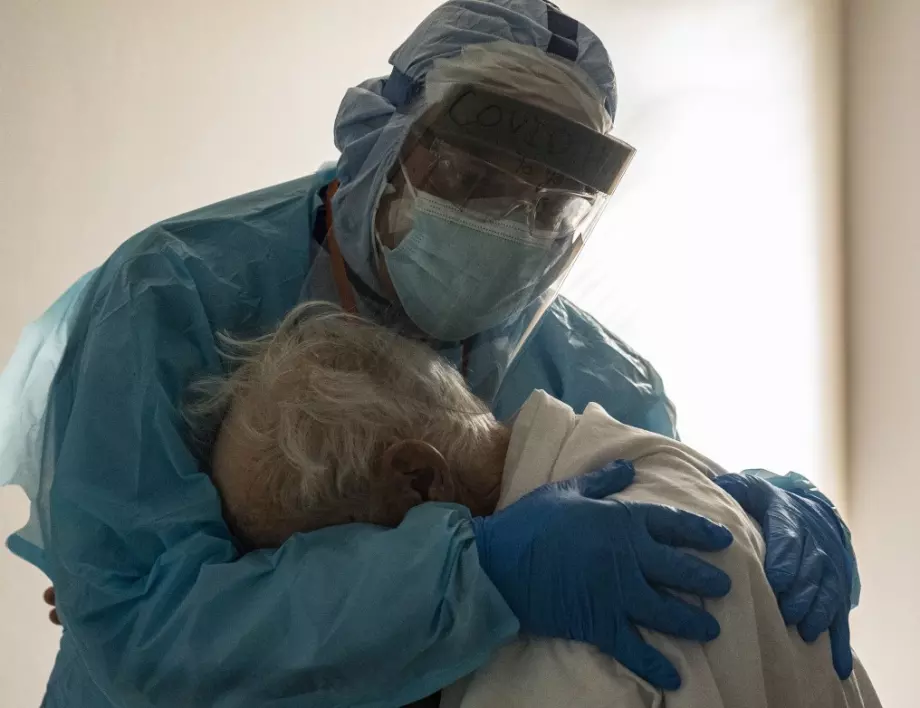 Трогателен момент: Лекар прегръща възрастен мъж в COVID отделение