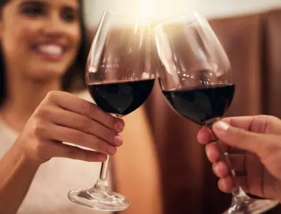 Пиенето на червено вино преди пушене намалява щетите!