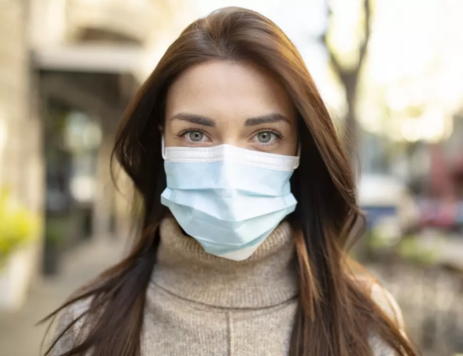Здравните власти отменят маските на закрито за някои групи ваксинирани