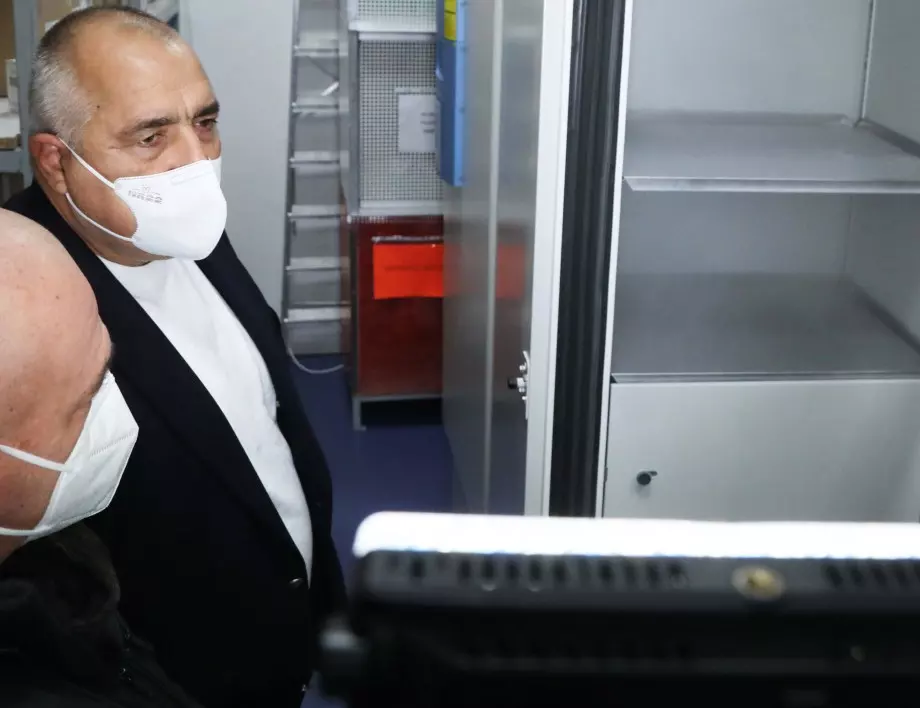 Борисов отиде да види хладилниците, които ще съхраняват ваксината на Pfizer (ВИДЕО И СНИМКИ)