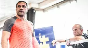 СНИМКА: Спаринг партньор на Кличко и Поветкин помага на Кубрат да се готви за Джошуа