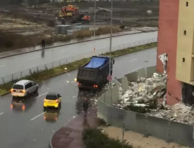 Срутват хотел в Пловдив, големи отломки летят по тротоара и пътя при минаващи коли (ВИДЕО)