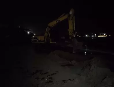 Сигнал: Тежка техника по тъмно на Централния плаж в Созопол* (СНИМКИ)