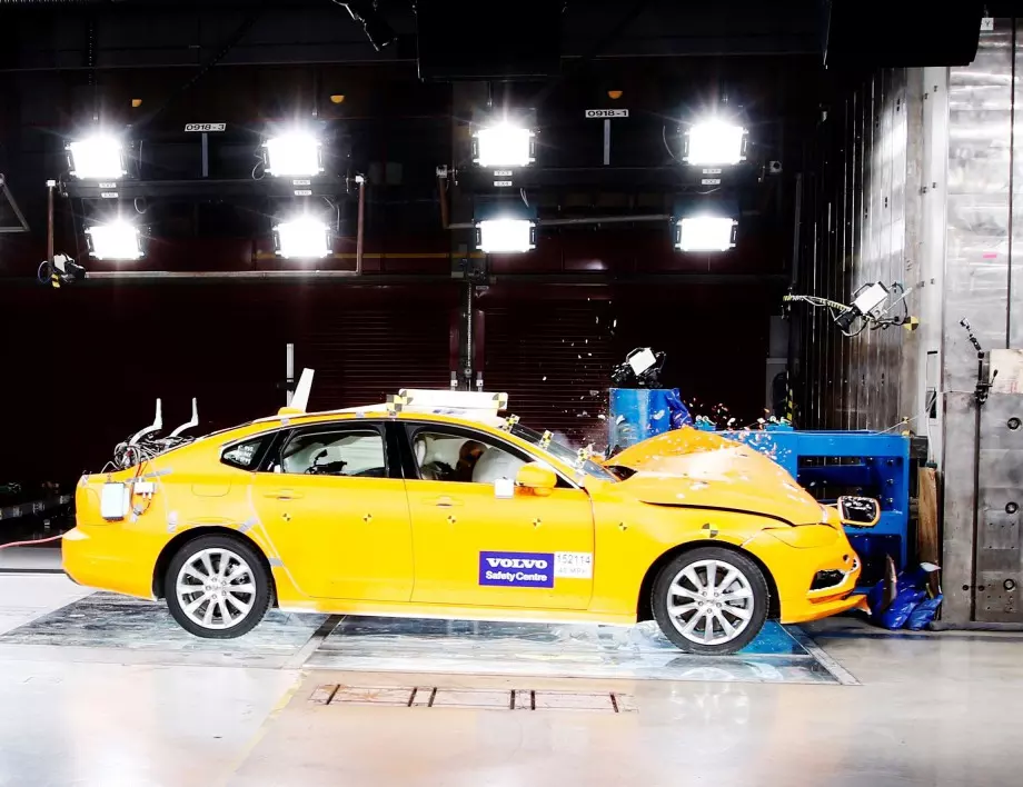 Volvo унищожава по една кола на ден в името на безопасността