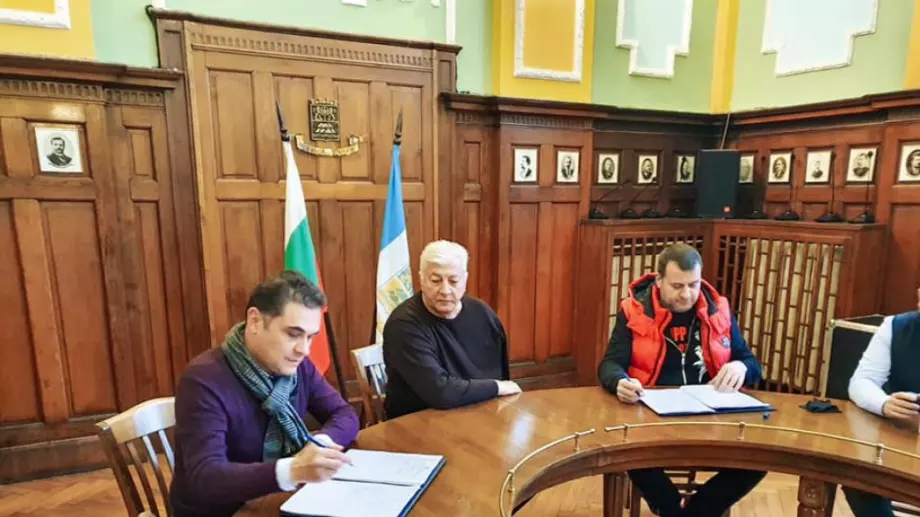 Официално: Подписаха договора за реконструкция на стадиона на Ботев