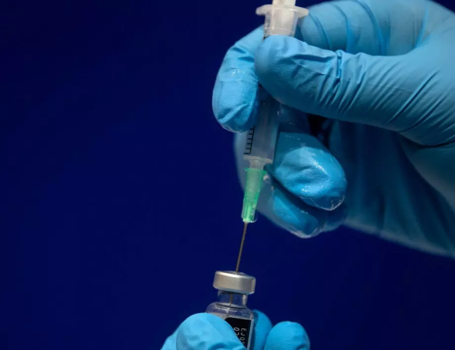 Лекар от онкоцентъра ще е първият ваксиниран в Бургас 