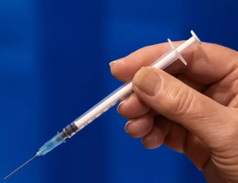 Европейският съюз одобрява ваксината на Pfizer/BioNTech точно преди Коледа