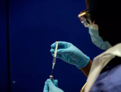 В САЩ се готвят за бустерна доза ваксина срещу коронавирус, въпреки оставки на големи специалисти