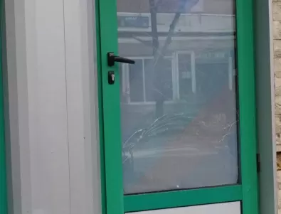 Поредно счупено стъкло на офис на ГЕРБ, този път в Благоевград