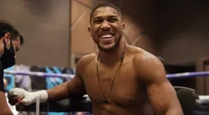 ВИДЕО: По примера на Усик и Джошуа поигра футбол, показа завидни финтове