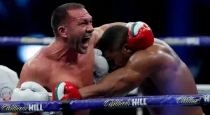 6 години по-късно: Пулев реагира по идентичен начин на първия нокдаун от Джошуа (ВИДЕО)