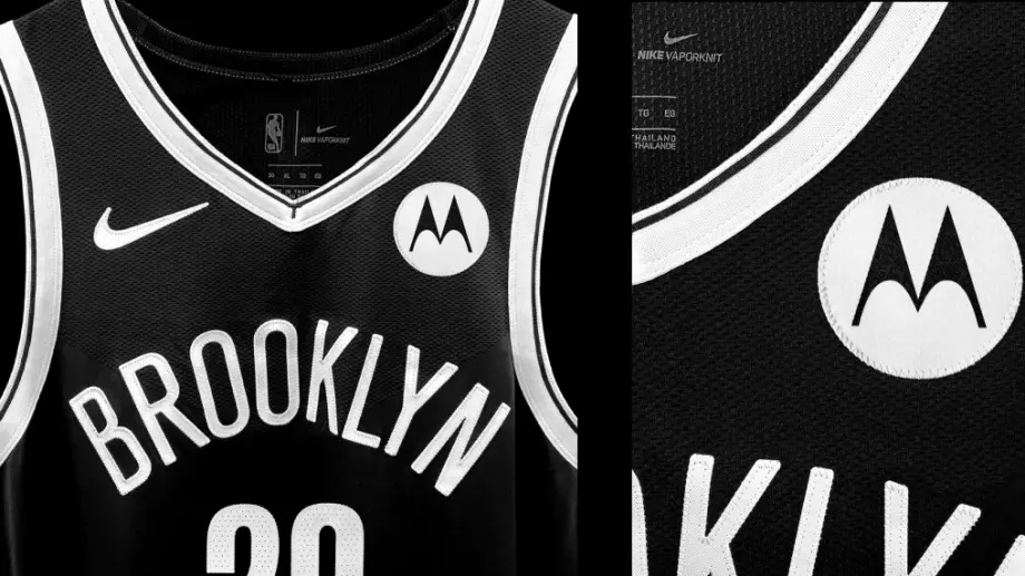 Motorola и Brooklyn Nets обявяват партньорство с лого върху официалния екип на отбора 