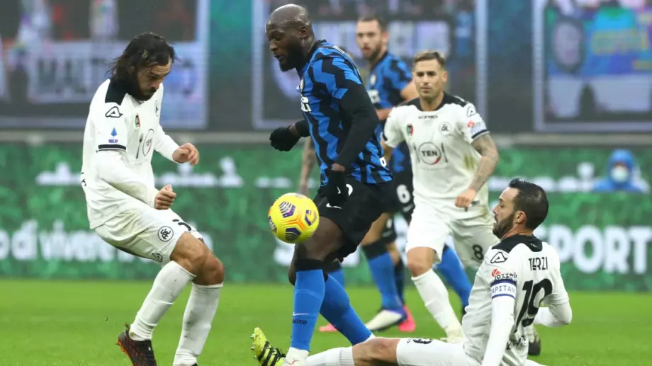 Интер следва плътно Милан на върха в Серия А, победи Специя