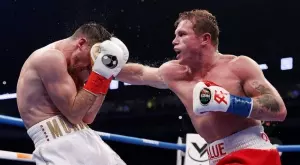 Канело без проблеми свали от трона Смит в супер средна категория (ВИДЕО)