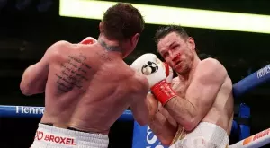 ВИДЕО: Канело Алварес изгуби изцяло ореола си на страшилище