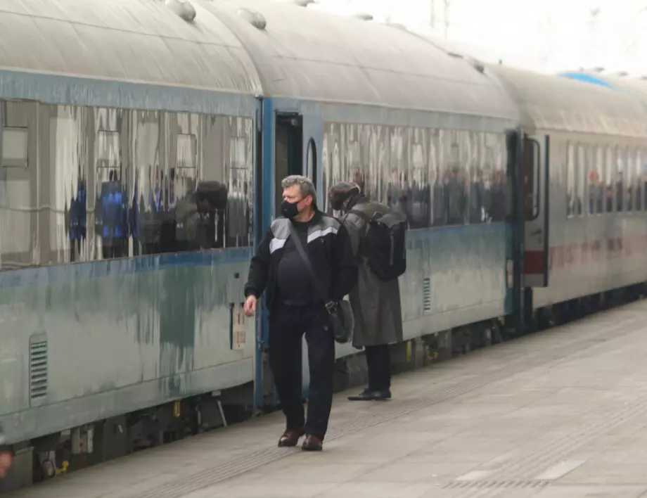 Първият влак с украински бежанци потегли от Бургас за София