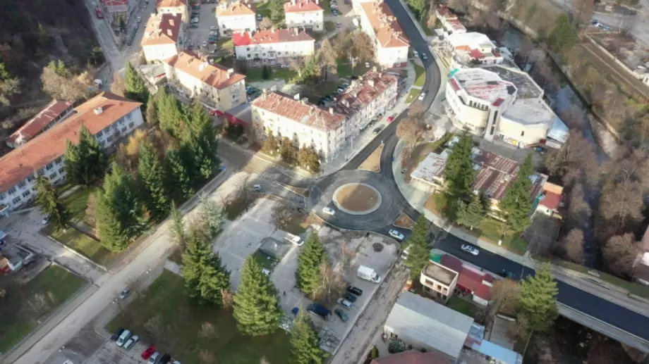 Главната на Рудозем е с износващ асфалт, АПИ възложи обекти за 70 млн. в Смолянско