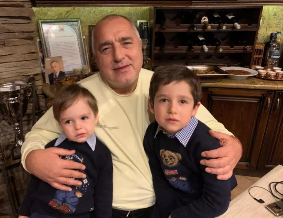 Борисов позира с внуците на Бъдни вечер (СНИМКА)