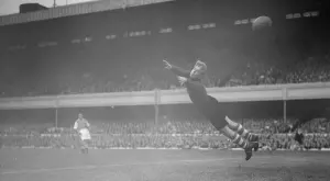 Коледна мъгла: Когато вратар остана 15 минути след края на мач на терена 