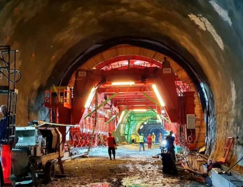В тунел „Железница“ се полага вторичната облицовка (СНИМКИ)