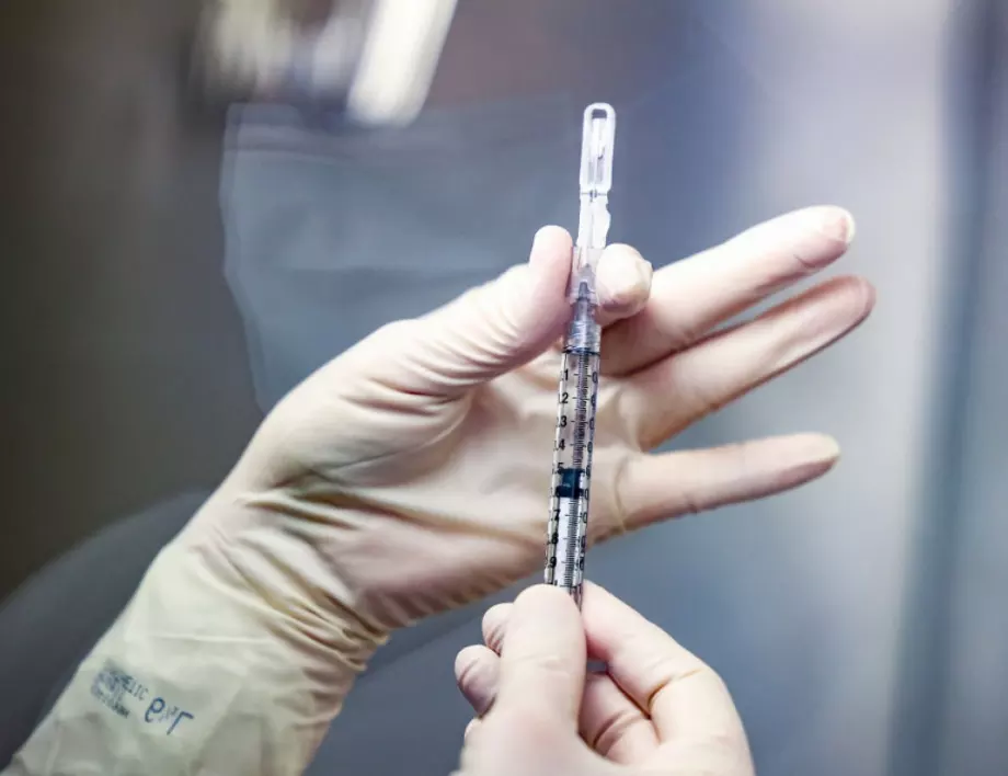Още един личен лекар поиска допълнителна информация за ваксините срещу коронавирус