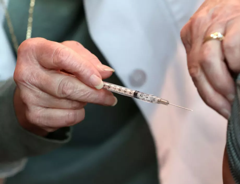 Трима румънски лекари се заразили с коронавирус след ваксинация