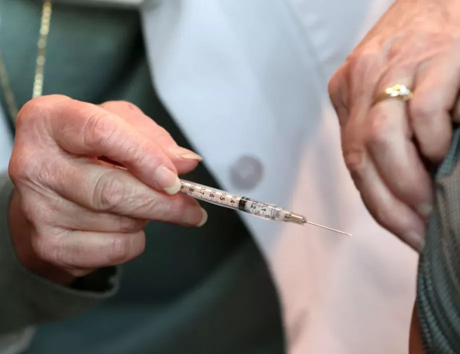 Франция предлага само една доза от ваксина за прекаралите Covid 