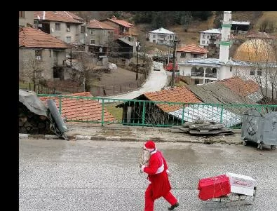 От 35 години зевзек Дядо Мраз забавлява децата на Триград