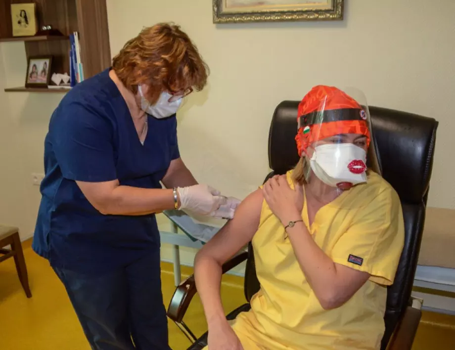 Първо ваксинираха медици от болница "Тракия" срещу COVID-19 в Стара Загора