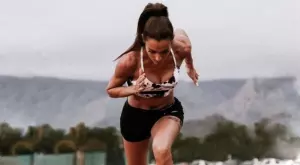 СНИМКА: Ивет Лалова пръска сексапил от плажа, Симоне се хвали със задните ѝ части