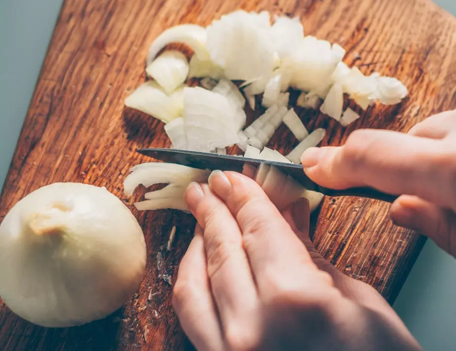 Трикове от кухнята: Как да режем лук без да плачем