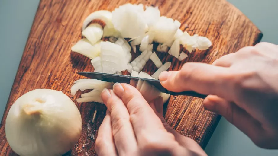 Защо НИКОГА не трябва да запържваме чесън и лук 